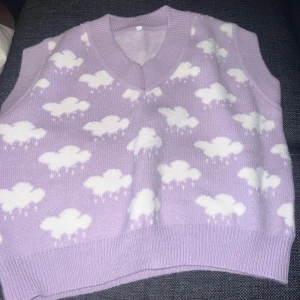 Lila väst - Väst i strl M, 50 kr + frakt🫶🏻
