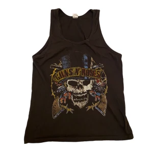 Linne - A very cool Guns and roses top