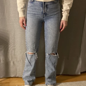 Jeans - Köpta på bikbok för 500kr och säljs för 200kr.