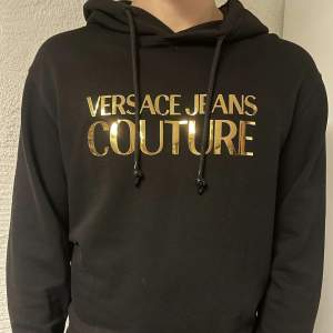 Versace jeans couture hoodie i bra skick! Storlek M. Pris 349kr. Skriv privat vid intresse!⭐️