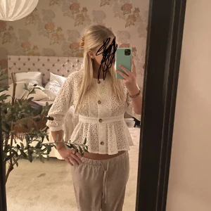 Blus  - Fin blus från zara, köpt för 499kr och kommer tyvärr inte till andvändning. Inga tecken på andvändning så den är som ny😍 