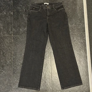 Straight Jeans  - Väldigt fräscha Mid waist straight jeans från TRIBA jeans. Stora på mig därför har jag valt att sälja. Köpta secondhand för en högre prisklass därav priset. Perfekt som baggy jeans! Köparen står för frakten, det är bara att skriva ifall ni har frågor!💕