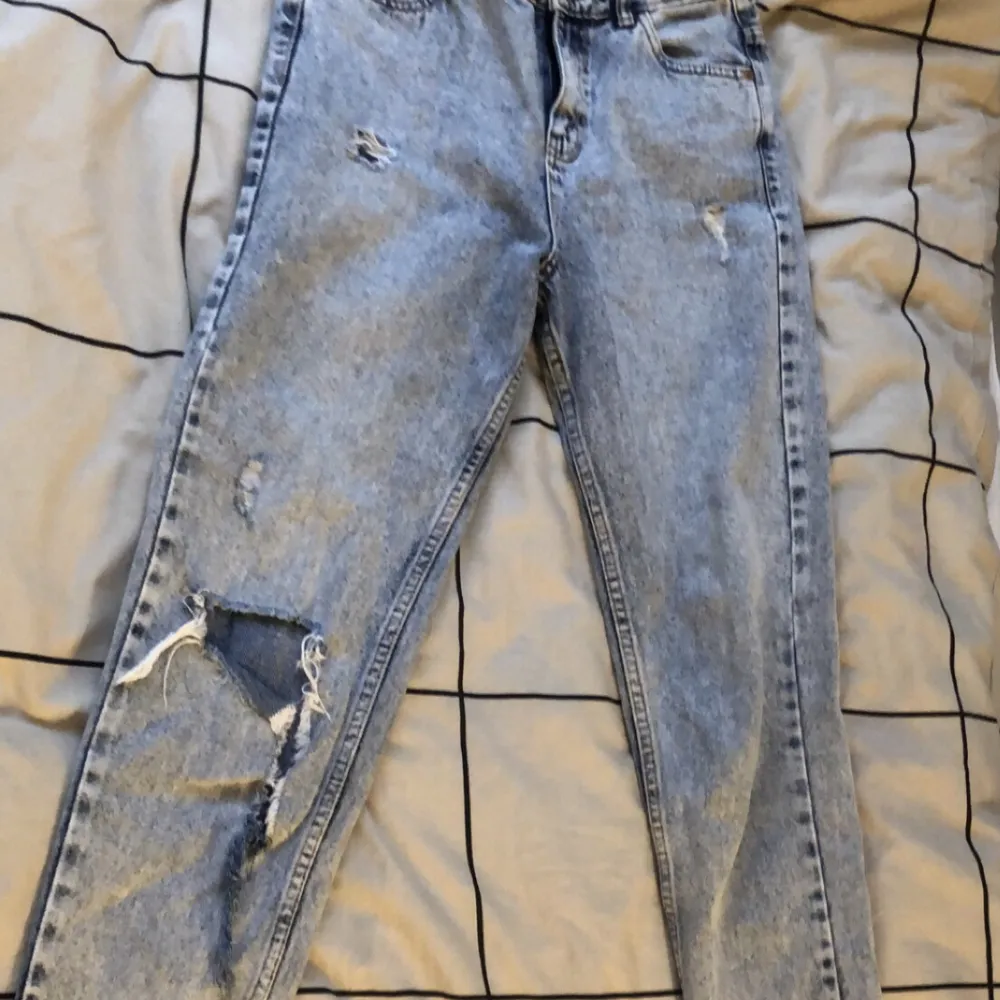 Mom Jeans med några hål vid t.ex knät. Storleken är 34 och säljer pga att jag fick de men aldrig använt pga att de inte riktigt är min stil. Pris kan diskuteras😊. Jeans & Byxor.