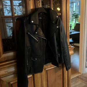 Skinnjacka Zara - Skinnjacka ifrån Zara, tyvärr är bältet borta. Pris 200 kr 