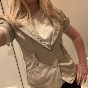 Kortärmad väst - Säljer denna kortärmade kavajen/västen 💕 så fin över toppar och bra skick. Möts upp på Östermalm eller fraktar 🫶🏼