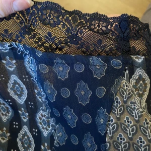 Hippie kjol - Lång hippie / fairy kjol! Jättefint mönster på och med en söt spetsead i slutet. Storlek L, passar S (jag har det) - L beroende på hur du vill att den ska sitta. På L sitter den högmidjat. 