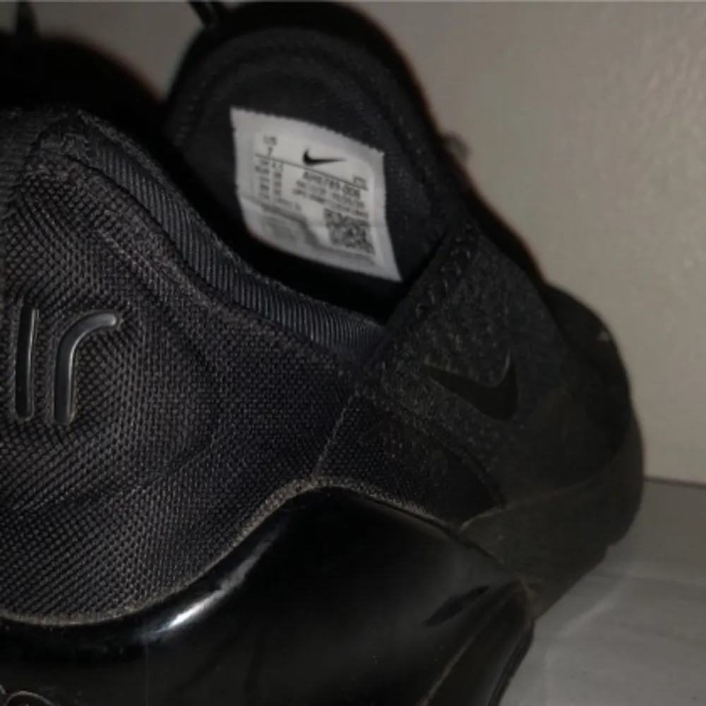 Säljer mina svarta Nike 270s då dom ej används längre. Dom är använda få gånger så är i bra skick. Köpta för 1200kr. Skor.