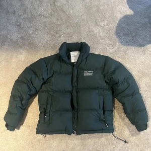 Arigato jacka - Säljer min arigato jacka pga köpte en annan jacka! Köptes för nån månad sen för 4400, varsamt använd så dene felfri! 