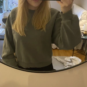 Grå sweatshirt  - Säljer grå sweatshirt från Gina 🫶🏽