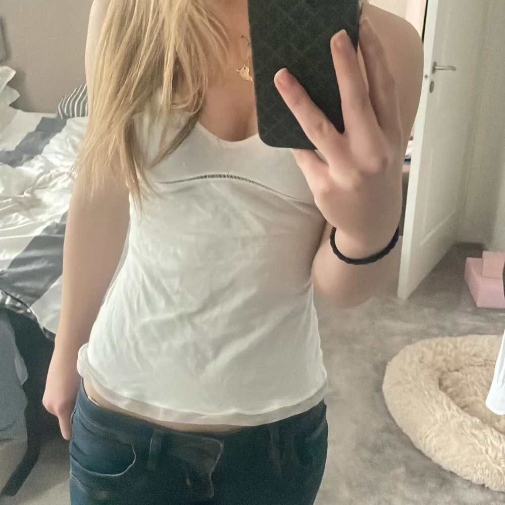 Intressekoll! Så gullig topp från Calvin Klein. Justerbara band. Fina detaljer nertill och i mitten. Säljer endast vid bra pris.. Yläosat.