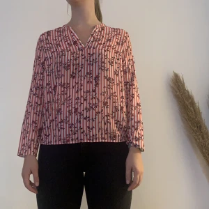 Blus - Blommig & randig blus. Använd men inga tecken på slitage. Luftig och skön. Perfekt(!!) till sommaren.