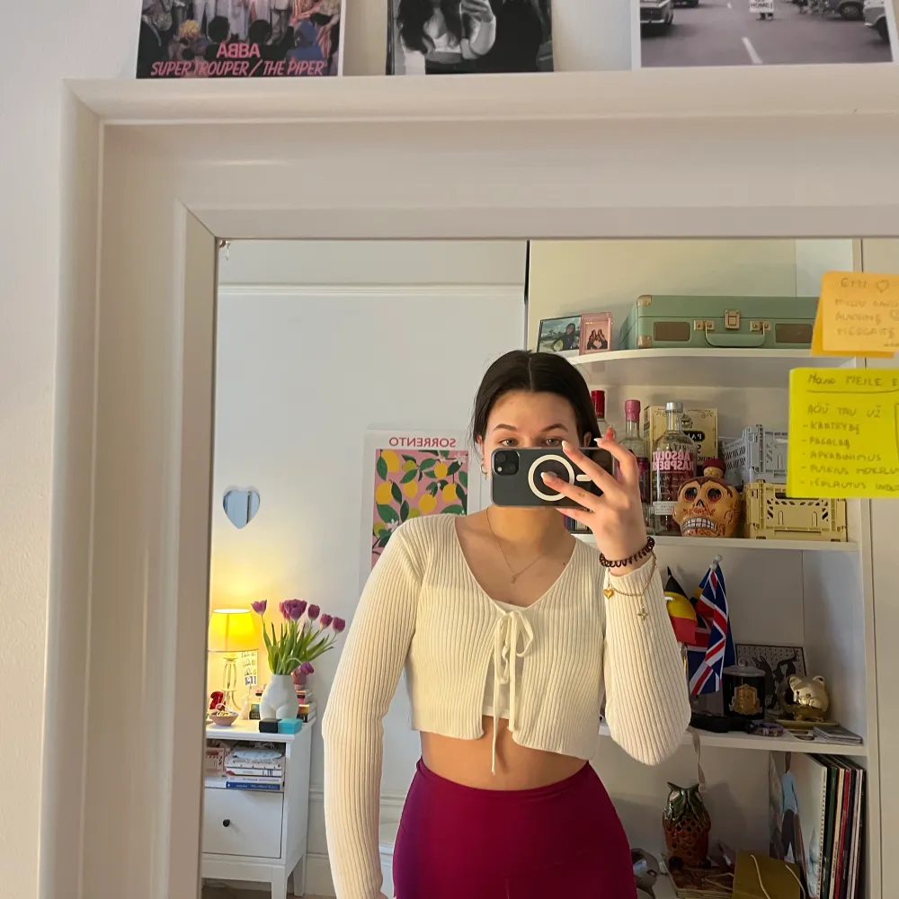 super cute white top that ties in the front, great condition - only worn once. Size S from nasty gal 🤍. Toppar.