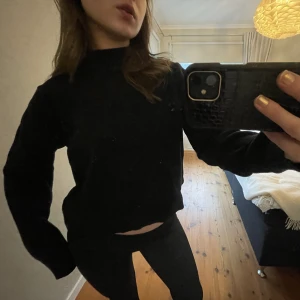 Tröja  - Helt vanlig svart stickad tröja med en fin krage. Perfekt till lågmidjat! Säljer då jag helt enkelt har för många 🤗