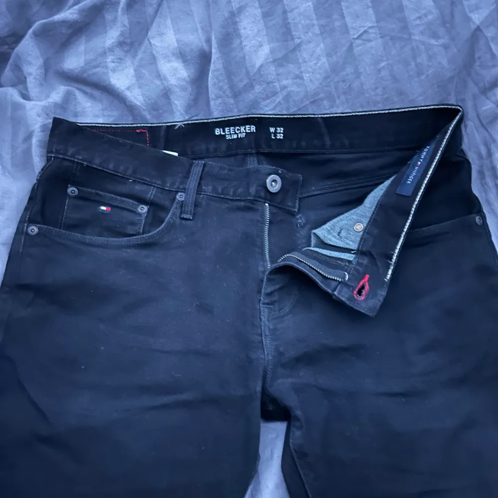Svarta Tommy Hilfiger jeans Straight! Cond9/10 . Jeans & Byxor.