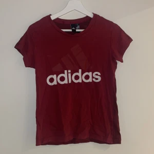 Adidas T-shirt  - Vinröd T-shirt från adidas. Knappt använd. 