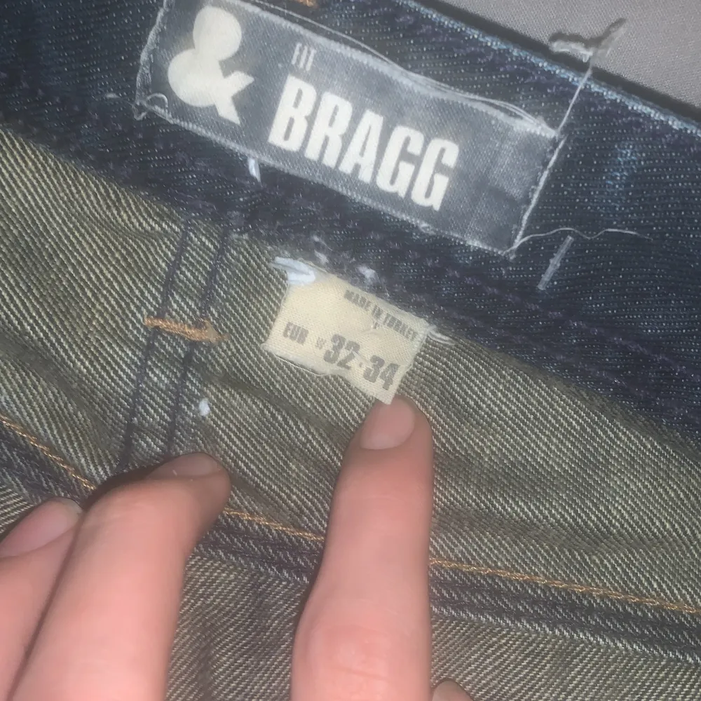 Vintage y2k jeans. har ett hål vid benen längst nere (skriv för mer bilder). Jeans & Byxor.