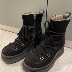 Canada Snow - Vinterkängor - Mount Meer moonboots från Canada Snow. Köpt i Scorett förra vinter. Använd i 1 dag men tyvärr för små. Kvitto finns.   Ovandel i svart vatten- och smutsavvisande mocka. Fodrad med fårskinnsfoder. Kan skicka fler bilder.