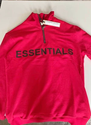 Essentials fear of  god kofta röd  - Köpt i Paris för 3 månader sen aldrig  använd bah testad priset kan diskuteras fraktar och möta upp!Har Tyvär inget kvitto heller för jag har fått den i present.byten funkar oxå 