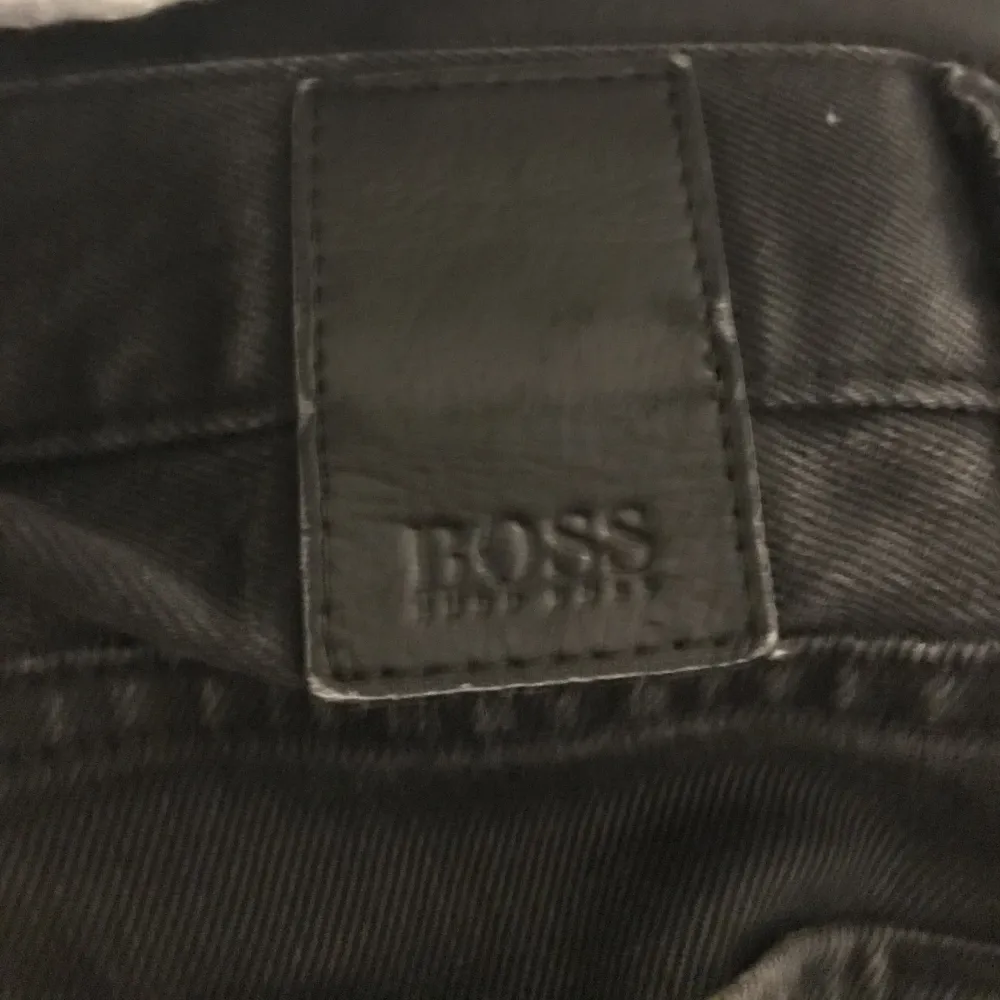 Hugo Boss jeans köpta på NK för 1,6k smått använda i ca 1 år nu skick 8/10 tyvärr inget kvitto kvar på detta därför priset.. Jeans & Byxor.