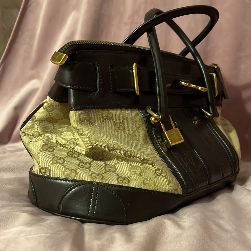 Äkta Gucci väska säljes. I nyskick, sparsamt använd. Inköpt i Marbella 2008, kvitto har inte sparats.  I läder, tyg och krokodil skinn. Bredd: 40cm, höjd: 20cm. Köpt för ca 18000 kronor.. Väskor.