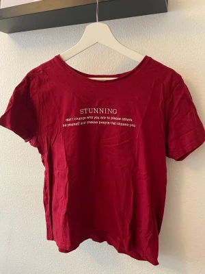 Röd tröja - Röd t-shirt med tryck