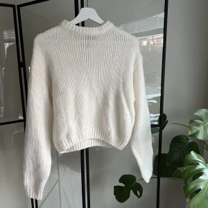 Stickad tröja  - Stickad tröja i off white i storlek Xs (passar även S). Tröjan är ifrån H&M och köptes för några år sedan och är i bra skick