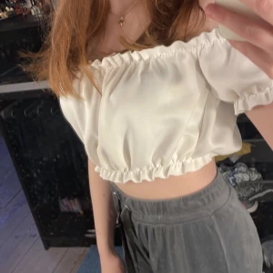 Sommar topp - Fin topp från Nelly, säljer då jag tycker att den inte passar på mig. Den är jättefin till sommar