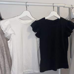 Två fina t-shirtar en svart och en vit för 100kr, stl S