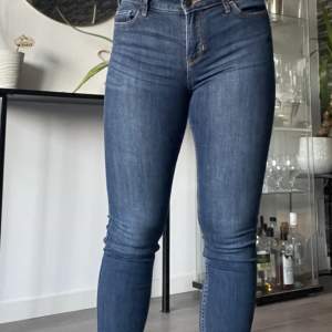 Jättefina jeans från Hollister, Regular Waist och sitter bra för den med kortare ben. Storlek W:27 L:28  Priset är utan frakt🫶🏽