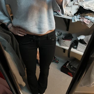 Bootcut jeans - Säljer mina lågmidjade mid skinny bootcut jeans från G-star raw i storlek 25/32. Nypris är 1099kr och säljer mina för 700kr ex frakt. Säljer pga är lite för korta för mig💗