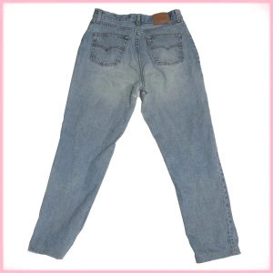 Blåa Levi's Jeans - BLÅA DAM JEANS  STORLEK: 33/32 MÄRKE: Levi's  SKICK: Skråma vid inre låret vänster ben, lapp på baksida sliten MÅTT: 72cm