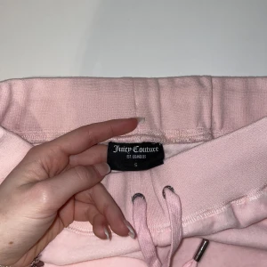 Juicy Couture Shorts - Säljer dessa rosa söta Juicy Couture shortsen💞Knappt använda men jättesköna och fina! Storlek S men passar även XS💞