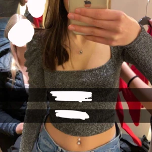 Glittrig topp - Säljer min fina glitter topp då den ej kommer till användning mer.  Endast använd två gånger därav i väldigt fint skick☺️