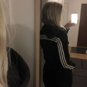 Adidas dragkedjs hoodie  - En jätte fin adidas hoodie som är en kortare model. Den har inga fläckar och är i bra skick. Säljer den då den är för liten för mig. Köpte den för 600kr. Ni betalar frakt själv.💕