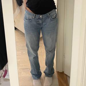 Säljer dessa jätte fina low waist straight jeans från Gina. Bara använt en gång. Säljer för 300+frakt. Storlek 38. Skriv om ni har frågor! 