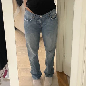 Low straight jeans  - Säljer dessa jätte fina low waist straight jeans från Gina. Bara använt en gång. Säljer för 300+frakt. Storlek 38. Skriv om ni har frågor! 