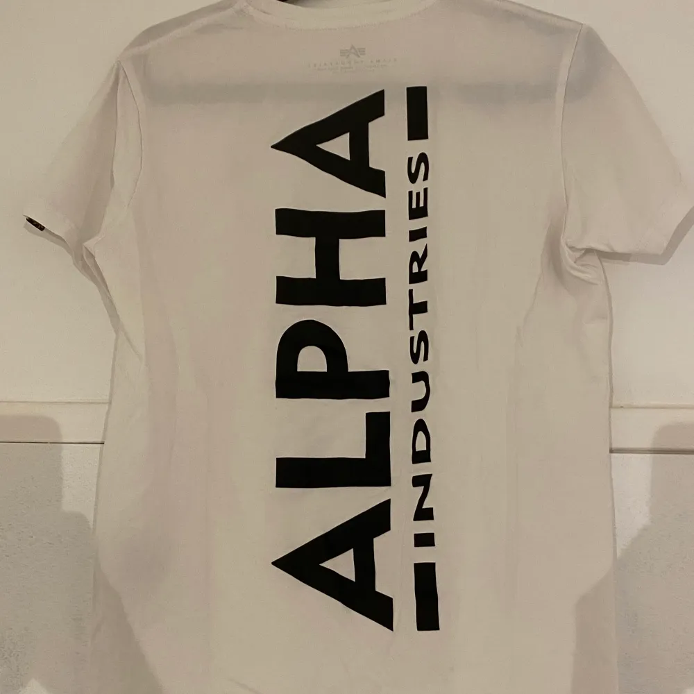 T-shirt Alpha Industries. Använd ett fåtal gånger. T-shirts.