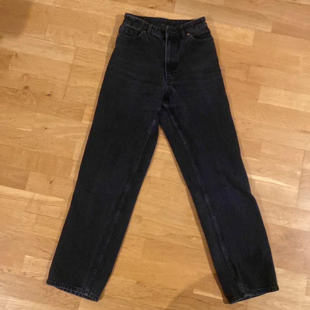 Taiki straight leg jeans från monki, stl 24, högmidja. Jeans & Byxor.
