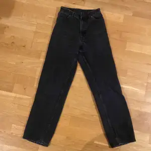 Taiki straight leg jeans från monki, stl 24, högmidja