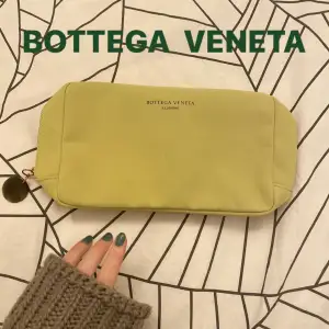 Helt ny och oanvänd necessär/pouch från Bottega Veneta illusione. Mycket rymlig: ≈25x14 cm och 8cm på bredden.  Jag kan stå för frakten 💌