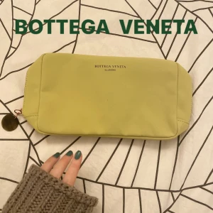 Bottega Veneta illusione pouch  - Helt ny och oanvänd necessär/pouch från Bottega Veneta illusione. Mycket rymlig: ≈25x14 cm och 8cm på bredden.  Jag kan stå för frakten 💌