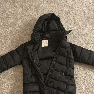 Moncler jacka  - En jätte fin moncler jacka som ej kommer till andväning, inga slitningar eller hål.