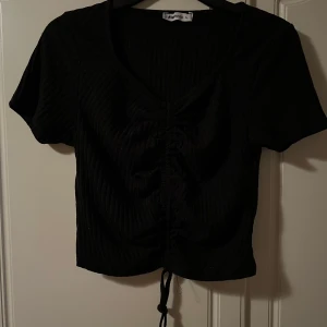 Topp från New Yorker med snörning fram - Topp från New Yorker med snörning fram strl L