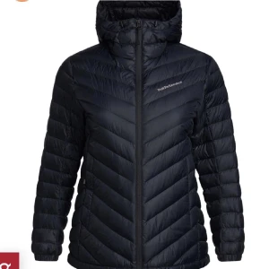 Svart peak performance jacka  - Svart peak performance jacka, som är superfin! Det enda med jacka är att den har ett litet håll i ena armen längst ner, vilket har gjort att lite fjädrar har åkt ut ur jackan man annars är den super! Passar superbra till hösten och vintern❤️❤️ 