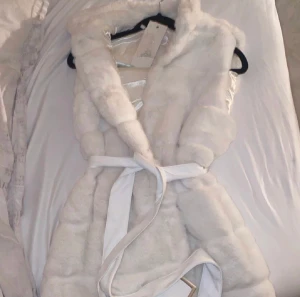 Vit pälsväst  - Skriv innan köp! Använt 2-3 gånger men är i 10/10 skickt. Storlek 36 orginal pris 450kr