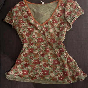 Y2k blommig t-shirt - Blommönstrad t-shirt  Vintage stil  Välbehållen, alldrig använd 