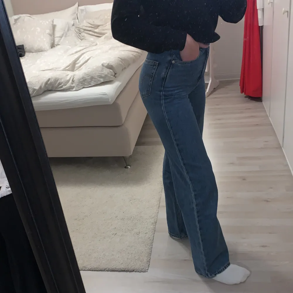 Sååå snygga mörkblå jeans från Levis😍😍 Modellen heter high loose och har jättefin passform som formar kroppen. Storlek 26 (passar S), jag är ca 170 cm lång. Jeans & Byxor.