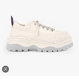 Eytys angel stlk 38 - Sneakers i canvas, köpta second hand, har en fläck - kontakta för mer info. 