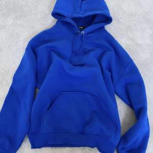 Superskönt hoodie från bikbok som är använd fåtalet gånger, säljer då den aldrig används längre, den är inte knottrig och har en jättefin blå färg. Nypris 400kr mitt pris 180 inkl frakt