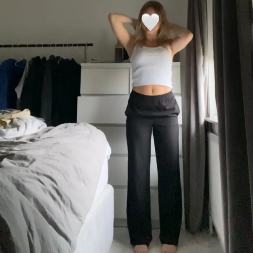 Säljer dessa svarta byxor från Nelly 🖤 säljer pga att dom blivit för stora för mig… jättefina och jättesköna, inte jättetunt material heller, som kostymbyxor ungefär 🖤 kom privat för frågor!🖤. Farkut & Housut.